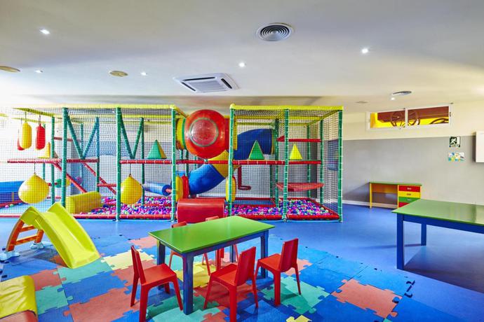 Imagen de los interiores del Aparthotel Hotel Thb Sa Coma Platja. Foto 11
