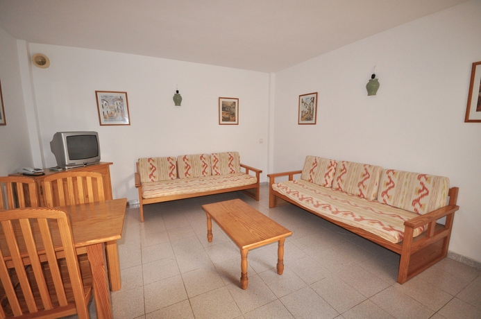 Imagen de los interiores del Aparthotel Houm Plaza Son Rigo. Foto 11