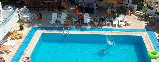 Imagen de la piscina del Aparthotel Huner Apart. Foto 4