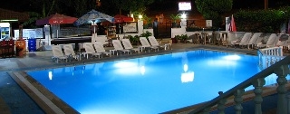 Imagen de la piscina del Aparthotel Huner Apart. Foto 5