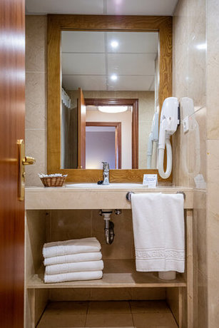 Imagen de la habitación del Aparthotel ILUNION Miramar. Foto 3