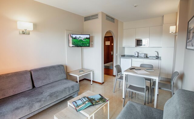 Imagen de la habitación del Aparthotel ILUNION Miramar. Foto 6