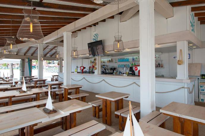 Imagen del bar/restaurante del Aparthotel Iberostar Ciudad Blanca Alcudia Apartamentos. Foto 3