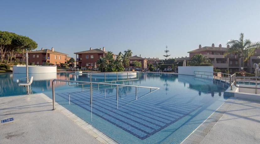 Imagen de la piscina del Aparthotel Ilunion Sancti Petri. Foto 14