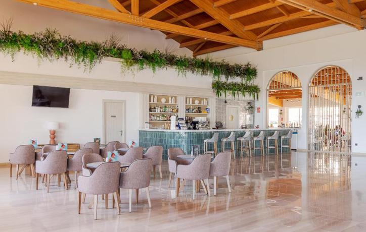 Imagen del bar/restaurante del Aparthotel Ilunion Sancti Petri. Foto 2