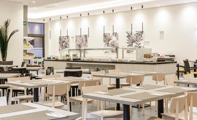 Imagen del bar/restaurante del Aparthotel Ilunion Sancti Petri. Foto 4