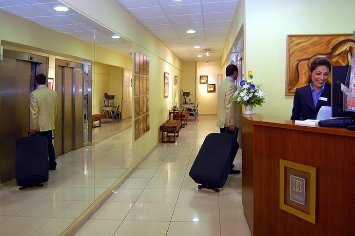 Imagen de los interiores del Aparthotel Imperio Suites. Foto 10