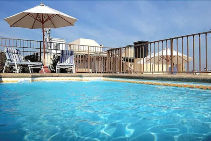 Imagen de la piscina del Aparthotel Imperio Suites. Foto 11