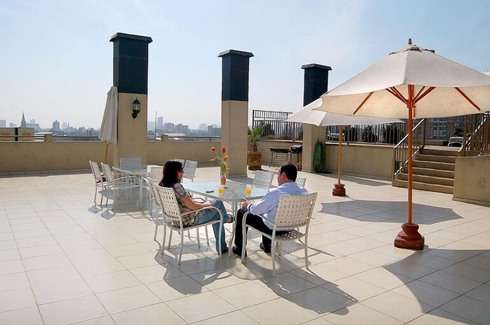 Imagen de los exteriores del Aparthotel Imperio Suites. Foto 9