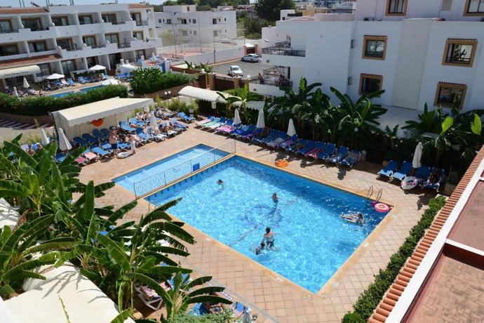 Imagen de la piscina del Aparthotel Invisa Casa Luis. Foto 13