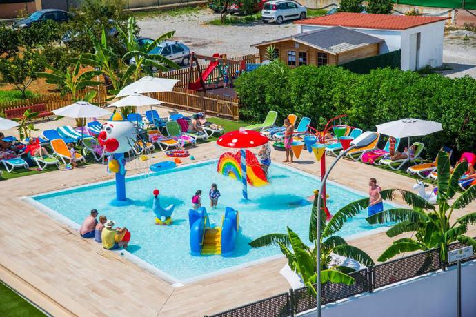 Imagen de la piscina del Aparthotel Invisa Casa Luis. Foto 15