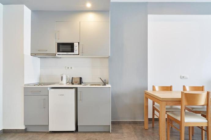 Imagen de la habitación del Aparthotel Invisa Casa Luis. Foto 3