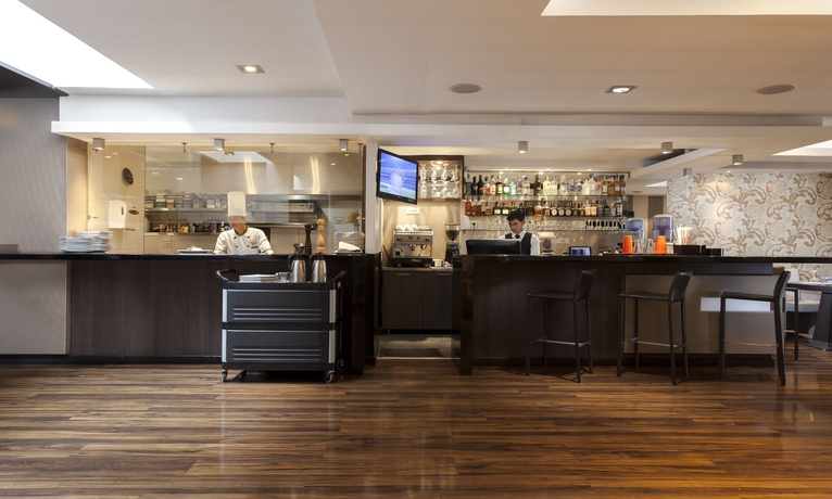 Imagen del bar/restaurante del Aparthotel Jazz Apartments Luxury Suites. Foto 4