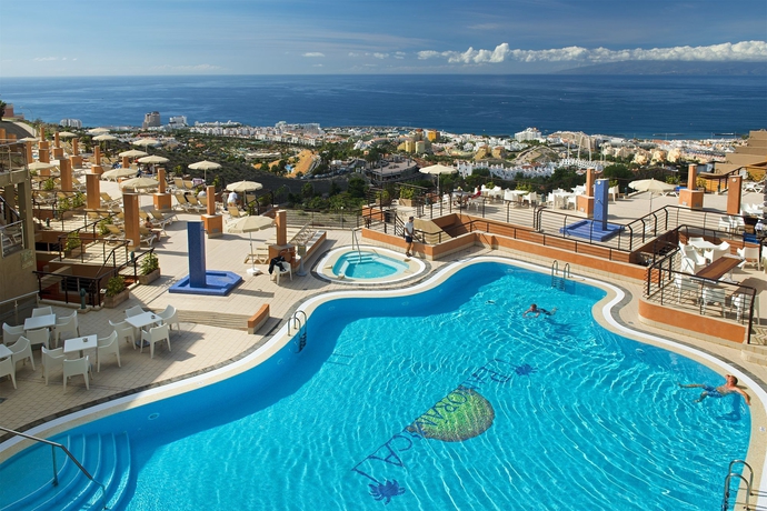 Imagen de la piscina del Aparthotel Kn Panoramica Heights. Foto 10