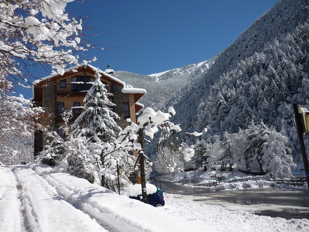 Imagen de los exteriores del Aparthotel La Neu, Llorts. Foto 6