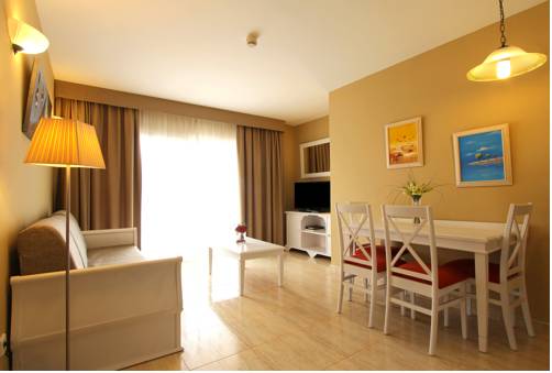 Imagen de la habitación del Aparthotel La Pergola Mallorca. Foto 11