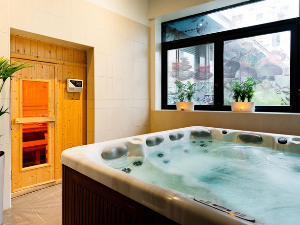Imagen de la piscina del Aparthotel Lagrange Apart'hotel Paris/boulogne. Foto 12