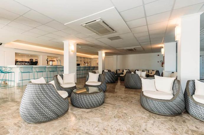 Imagen de los interiores del Aparthotel Leonardo Royal and Suites hotel Ibiza Santa Eulalia. Foto 18