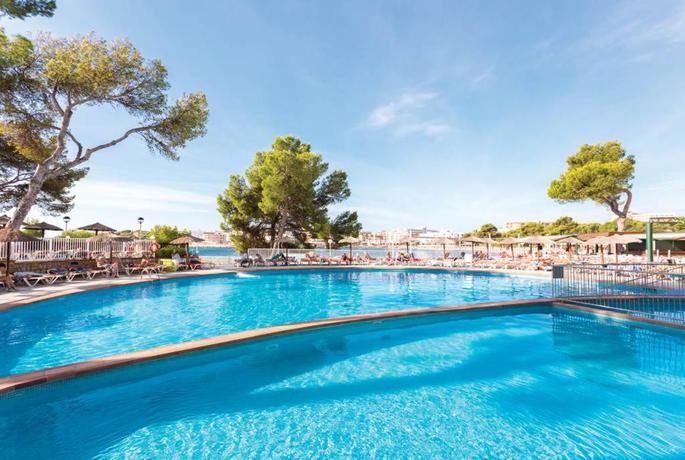 Imagen de la piscina del Aparthotel Leonardo Royal and Suites hotel Ibiza Santa Eulalia. Foto 19