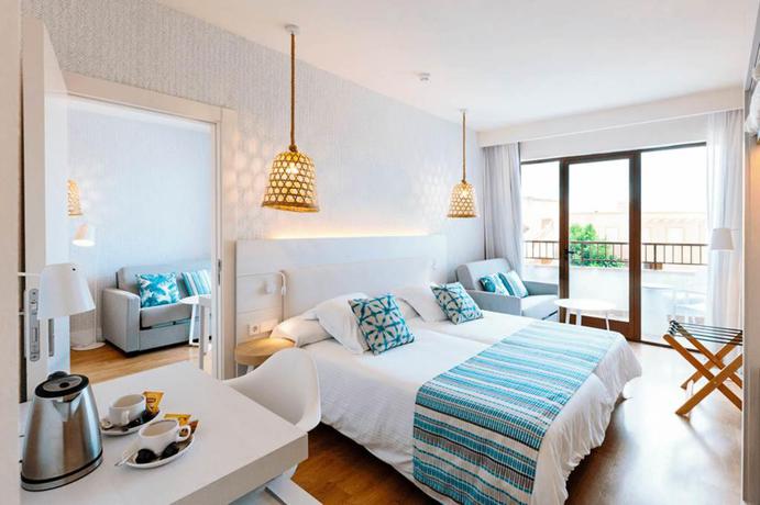 Imagen de la habitación del Aparthotel Leonardo Royal and Suites hotel Ibiza Santa Eulalia. Foto 2