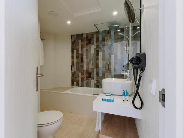 Imagen de la habitación del Aparthotel Leonardo Royal and Suites hotel Ibiza Santa Eulalia. Foto 5