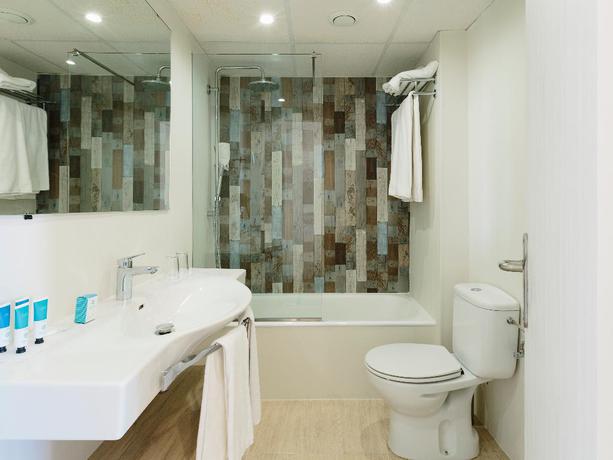 Imagen de la habitación del Aparthotel Leonardo Royal and Suites hotel Ibiza Santa Eulalia. Foto 6