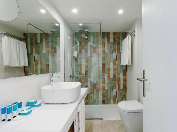 Imagen de la habitación del Aparthotel Leonardo Royal and Suites hotel Ibiza Santa Eulalia. Foto 8