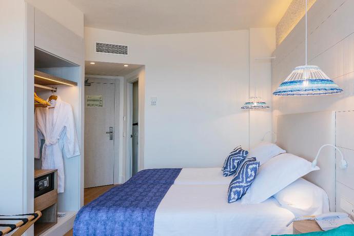 Imagen de la habitación del Aparthotel Leonardo Royal and Suites hotel Ibiza Santa Eulalia. Foto 11