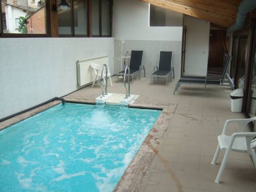 Imagen de la piscina del Aparthotel Les Corts. Foto 7