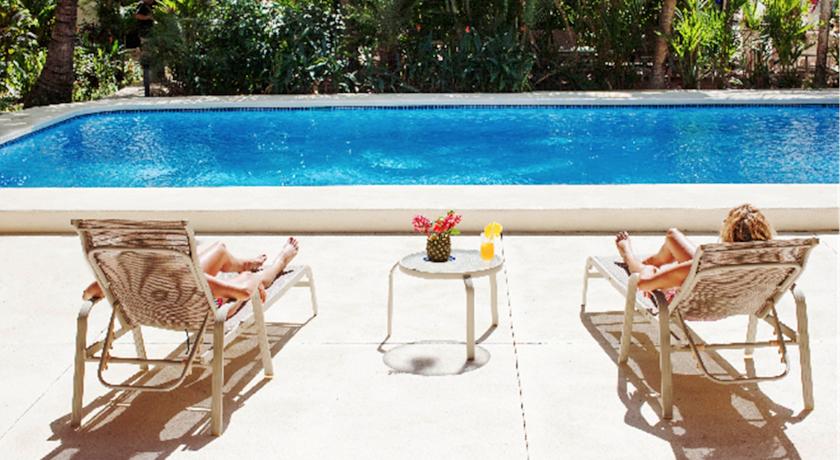 Imagen de la piscina del Aparthotel Living Hotel. Foto 9
