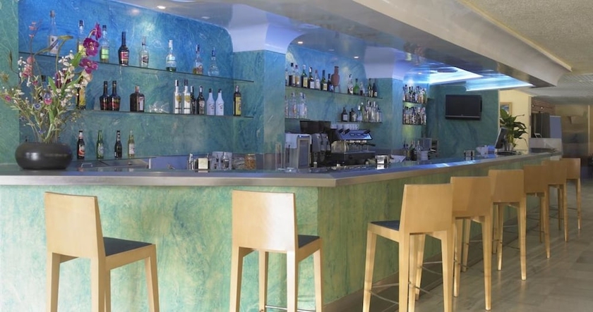 Imagen del bar/restaurante del Aparthotel Londres. Foto 6