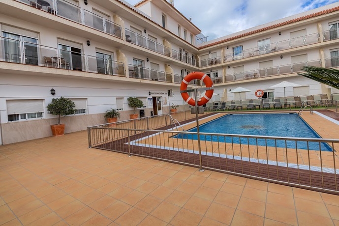 Imagen de la piscina del Aparthotel Loto Conil. Foto 22