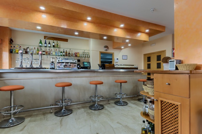 Imagen del bar/restaurante del Aparthotel Loto Conil. Foto 2