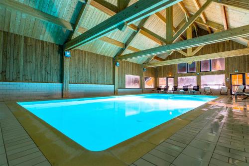 Imagen de la piscina del Aparthotel Madame Vacances Les Chalets du Berger Premium. Foto 9