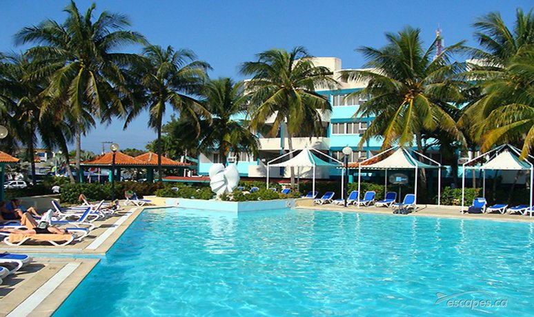 Imagen de la piscina del Aparthotel Mar del Sur. Foto 4