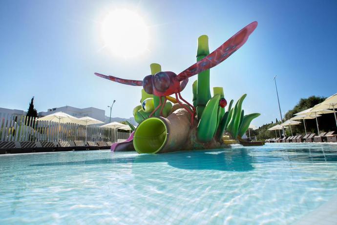 Imagen de la piscina del Aparthotel MarSenses Ferrera Blanca. Foto 13