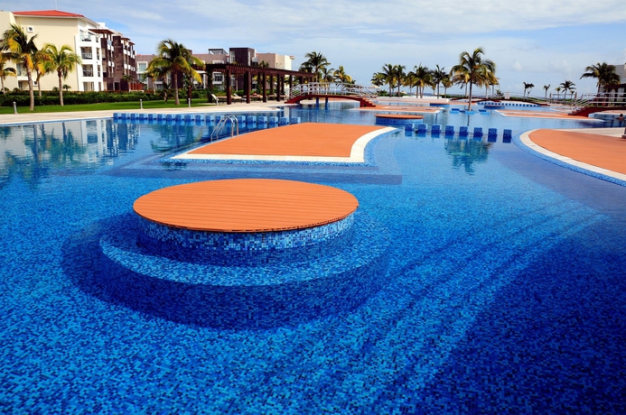Imagen de la piscina del Aparthotel Mareazul Beach Front Resort Playa del Carmen. Foto 16