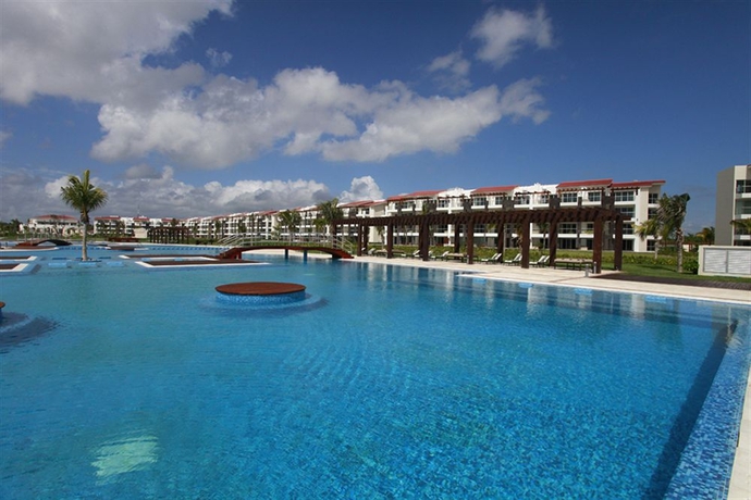 Imagen de la piscina del Aparthotel Mareazul Beach Front Resort Playa del Carmen. Foto 18