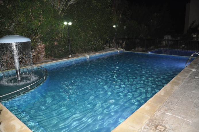 Imagen de la piscina del Aparthotel Mariela Hotel Apartments. Foto 12