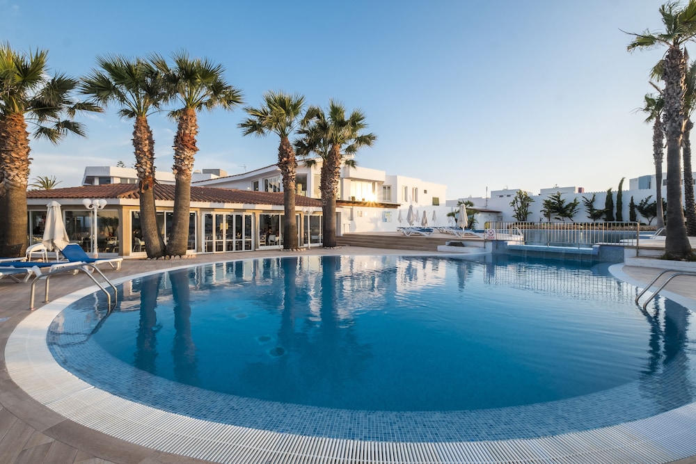 Imagen de la piscina del Aparthotel Marinda Garden Aparthotel. Foto 17