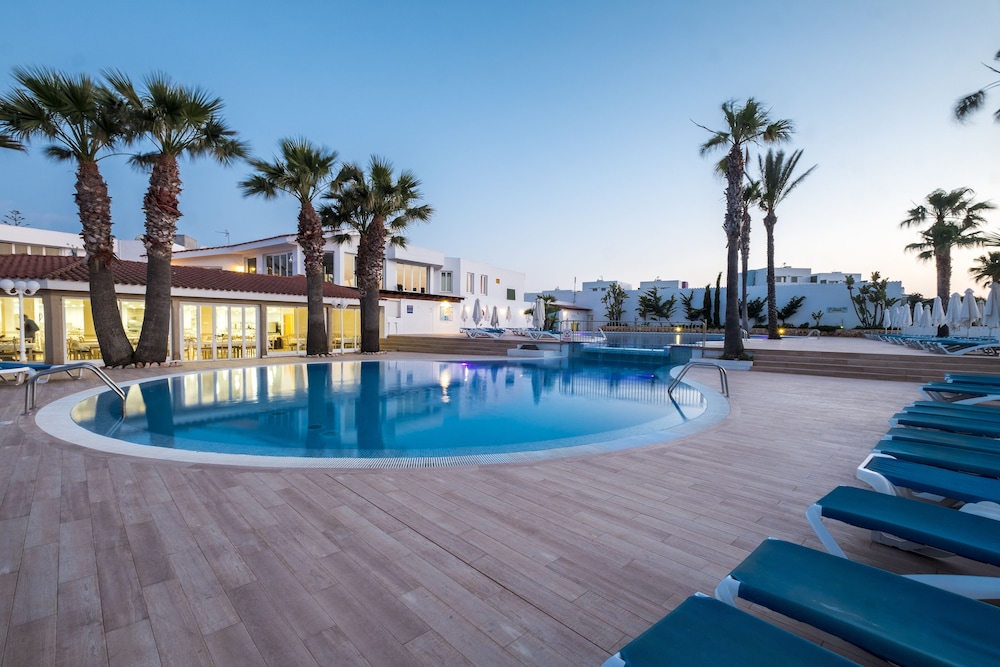 Imagen de la piscina del Aparthotel Marinda Garden Aparthotel. Foto 19