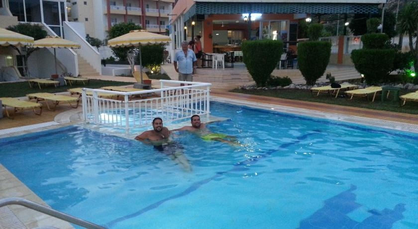 Imagen de la piscina del Aparthotel Maroula Studios. Foto 5