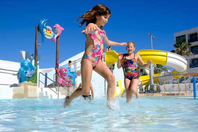 Imagen de la piscina del Aparthotel Marvell Club. Foto 23