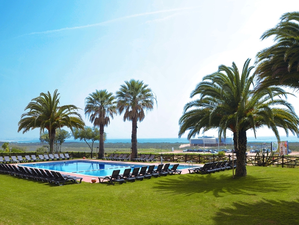 Imagen de la piscina del Aparthotel Meia Praia Lagos - Beach Club Apartments. Foto 14
