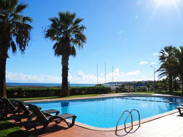 Imagen de la piscina del Aparthotel Meia Praia Lagos - Beach Club Apartments. Foto 15