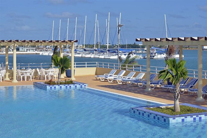 Imagen de la piscina del Aparthotel Melia Marina Varadero Apartamentos. Foto 11