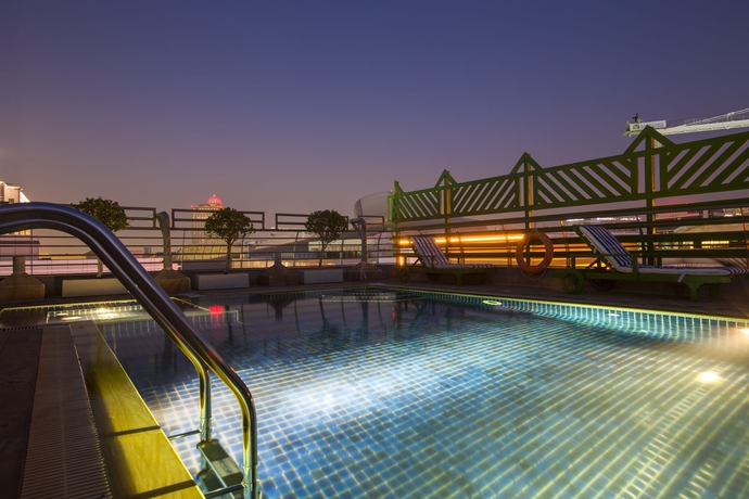 Imagen de la piscina del Aparthotel Mena. Foto 14
