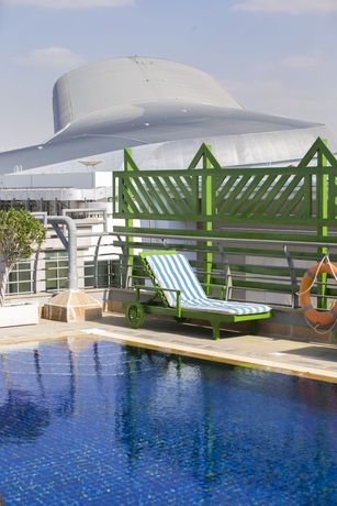 Imagen de la piscina del Aparthotel Mena. Foto 15