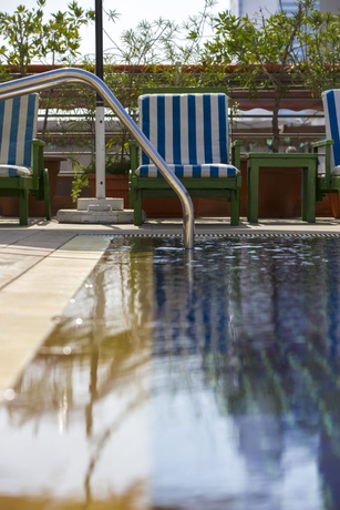 Imagen de la piscina del Aparthotel Mena. Foto 16