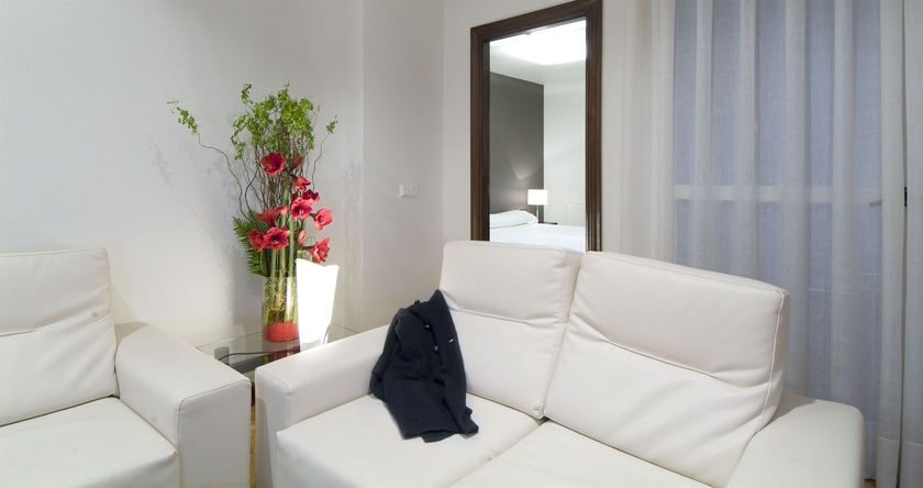Imagen de los interiores del Aparthotel Mendebaldea Suites. Foto 5
